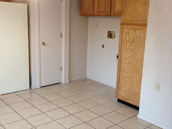 Laundry alcove w/pantry