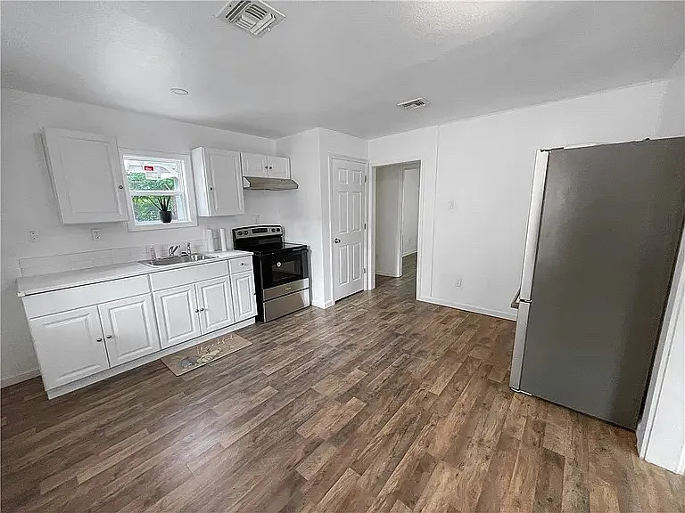 301 Davis Rd — Photo 6