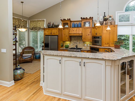 3rd image of 941 Glen Oaks Ter