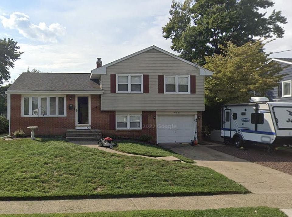 1st image of 32 Winding Way Rd