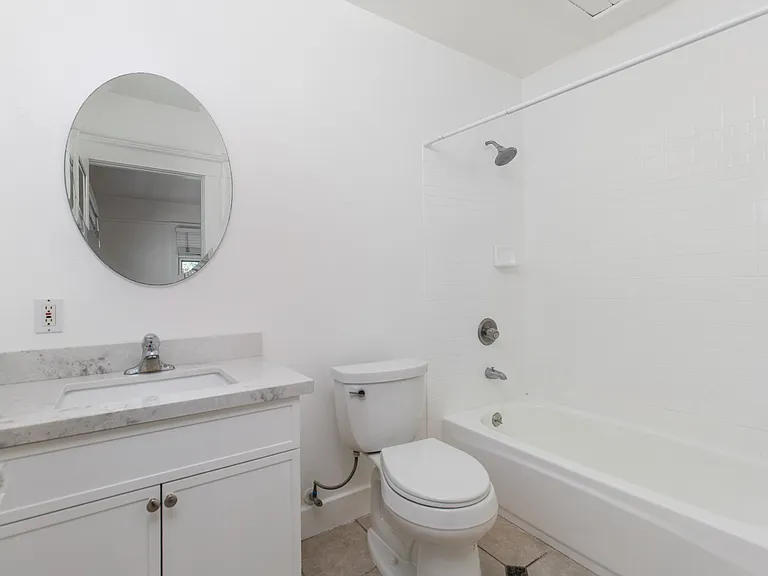 Front bedroom bathroom with tub/shower combo