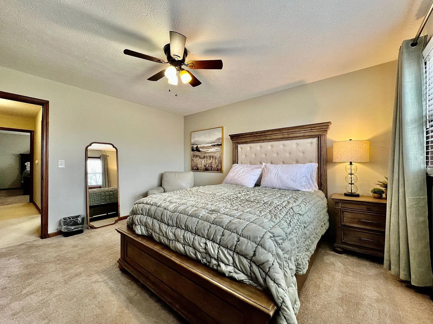 Executive home in West Chester with HOT TUB — Photo 4
