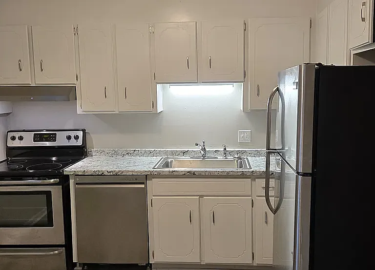 112 Charles St — Photo 1