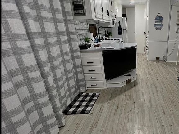 4th image of 325 Calusa St #454