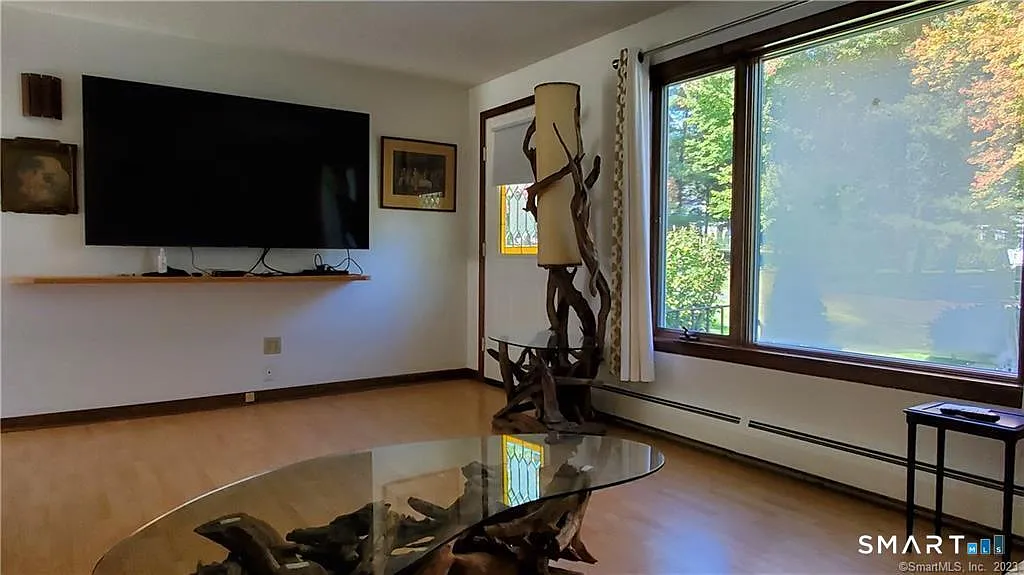 3 bed, 1.0 bath, 1700 sqft, $2,500 — Photo 3