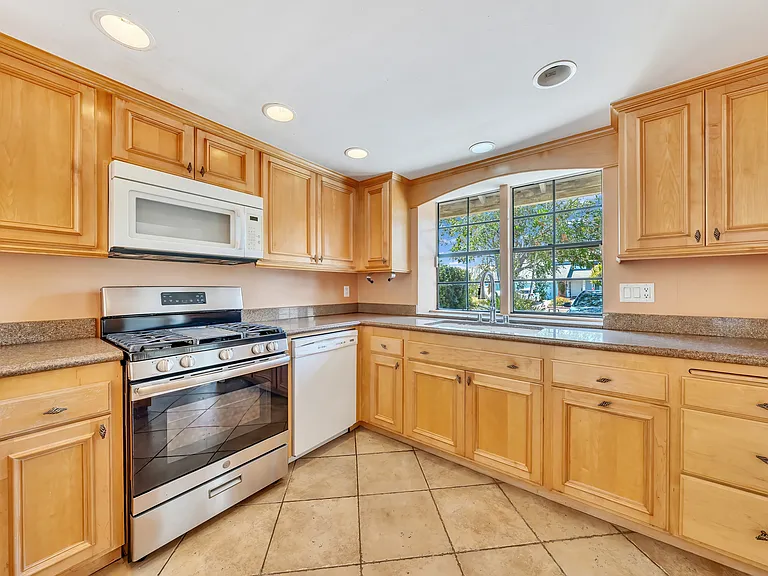 156 Appletree Ave — Photo 9