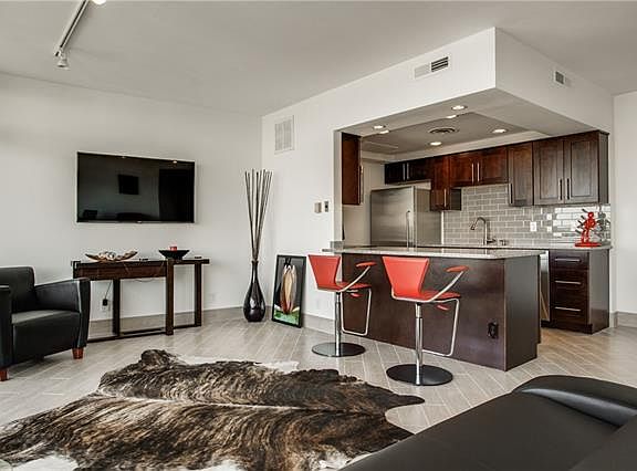 3rd image of 6211 W Northwest Hwy APT 904