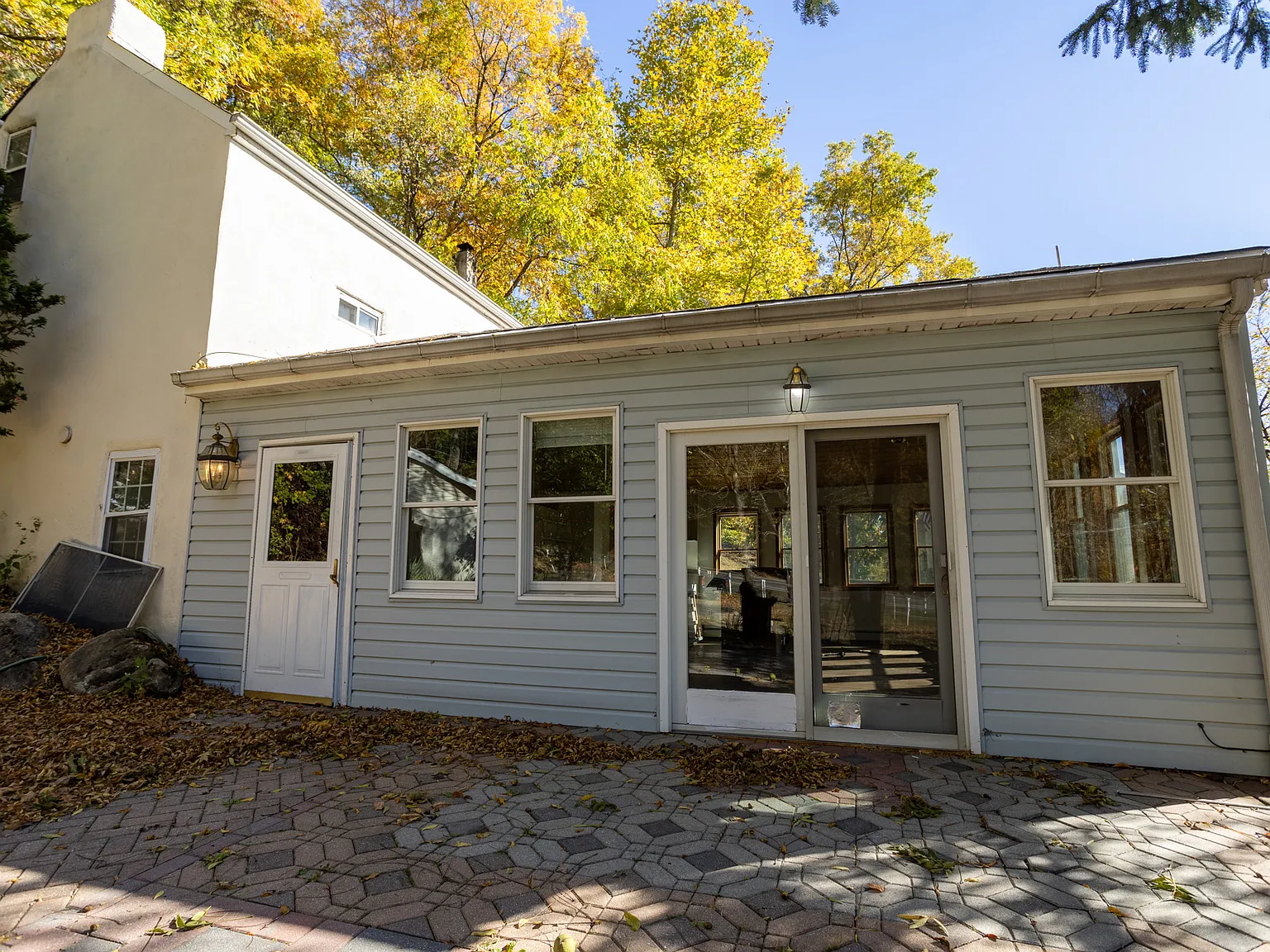 423 W Bristol Rd — Photo 2