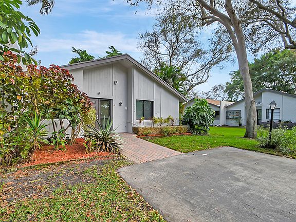 2nd image of 3686 Arelia Drive S