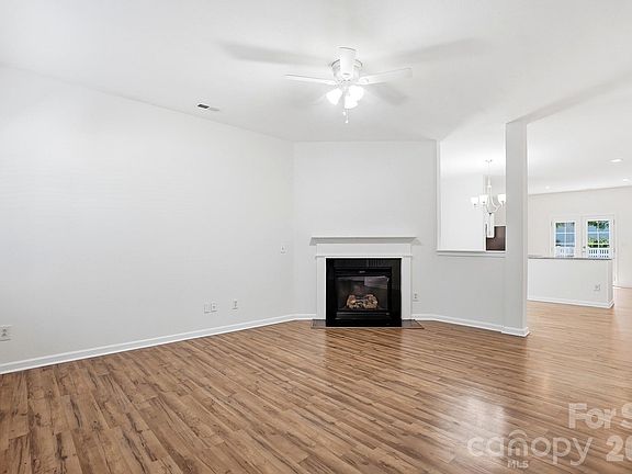 4th image of 949 Willow Creek Dr
