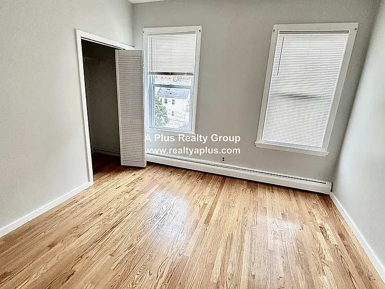 Buckley Ave — Photo 11