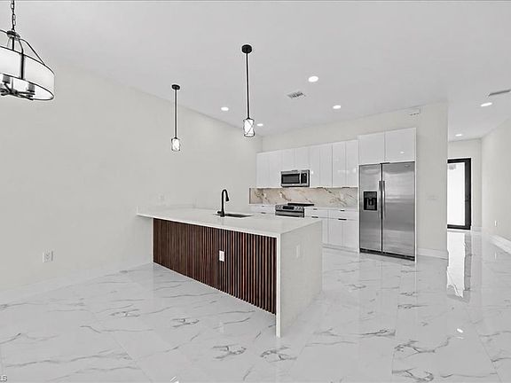 5th image of 1024/1026 Diplomat PKWY E