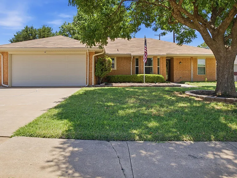 5526 Russell Dr — Photo 1