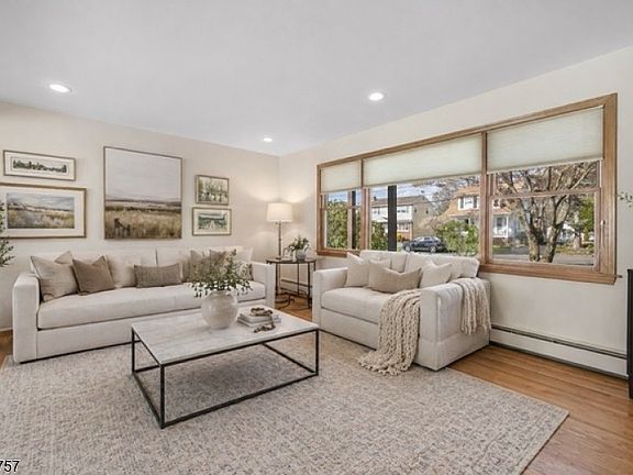 5th image of 10 Woodmere Rd