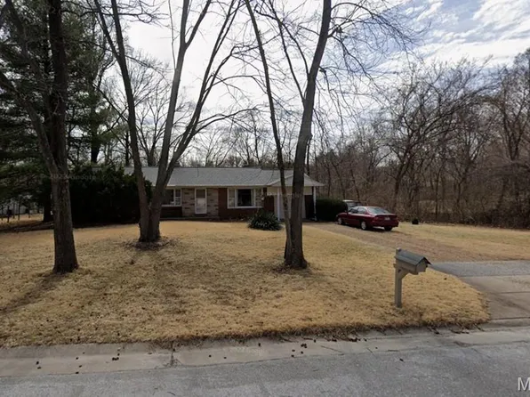 444 Essen Ln, Ballwin, MO 63021