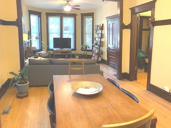 3rd image of 935 N Hoyne Ave #1