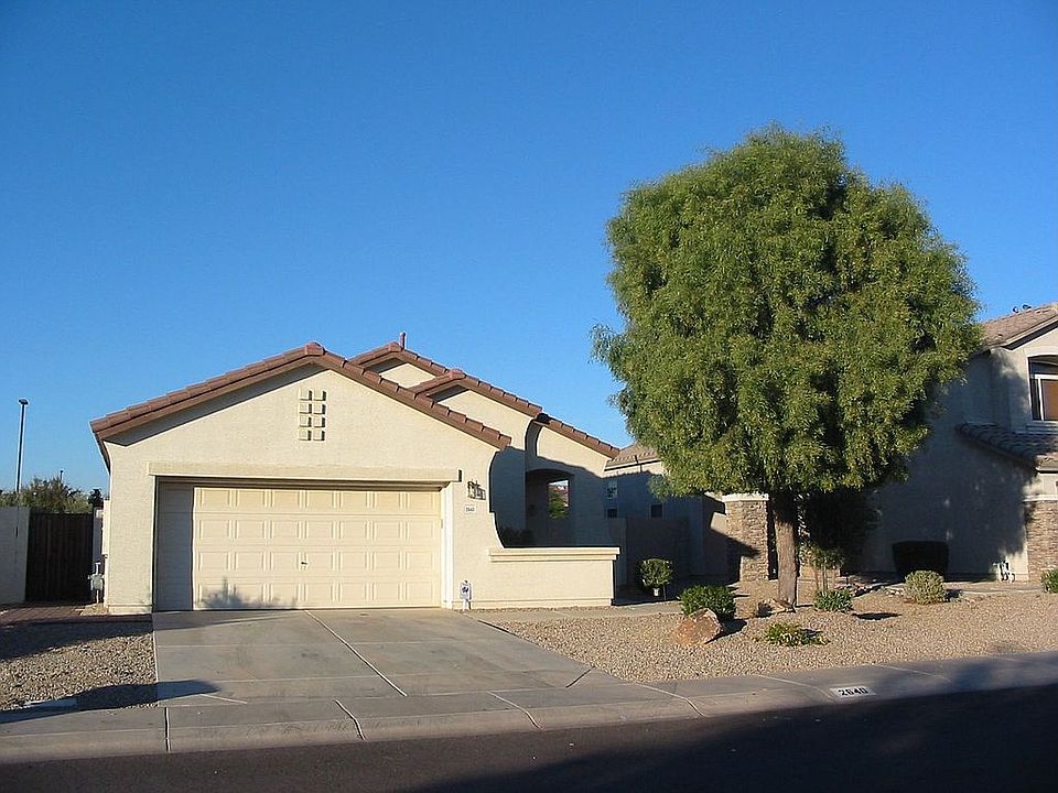 Housefront w/2-car garage