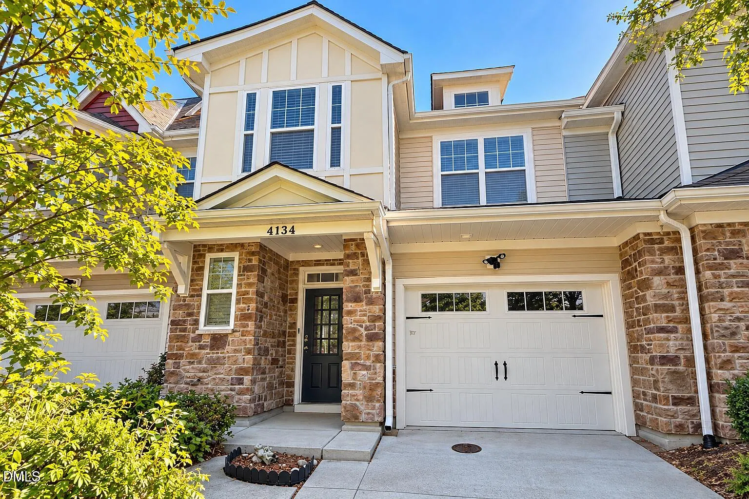 3 bed, 3.5 bath, 2717 sqft, $2,300 — Photo 1