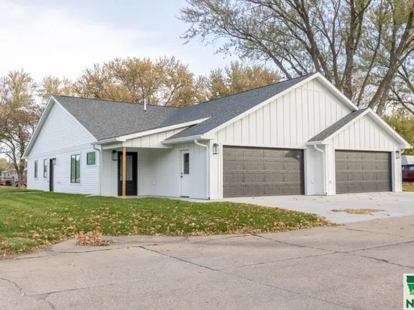 1735 10th St #8W, Onawa, IA 51040