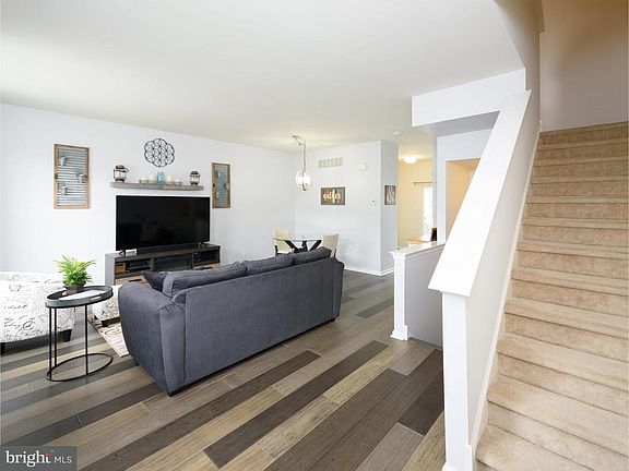5th image of 18 Shoreham Dr