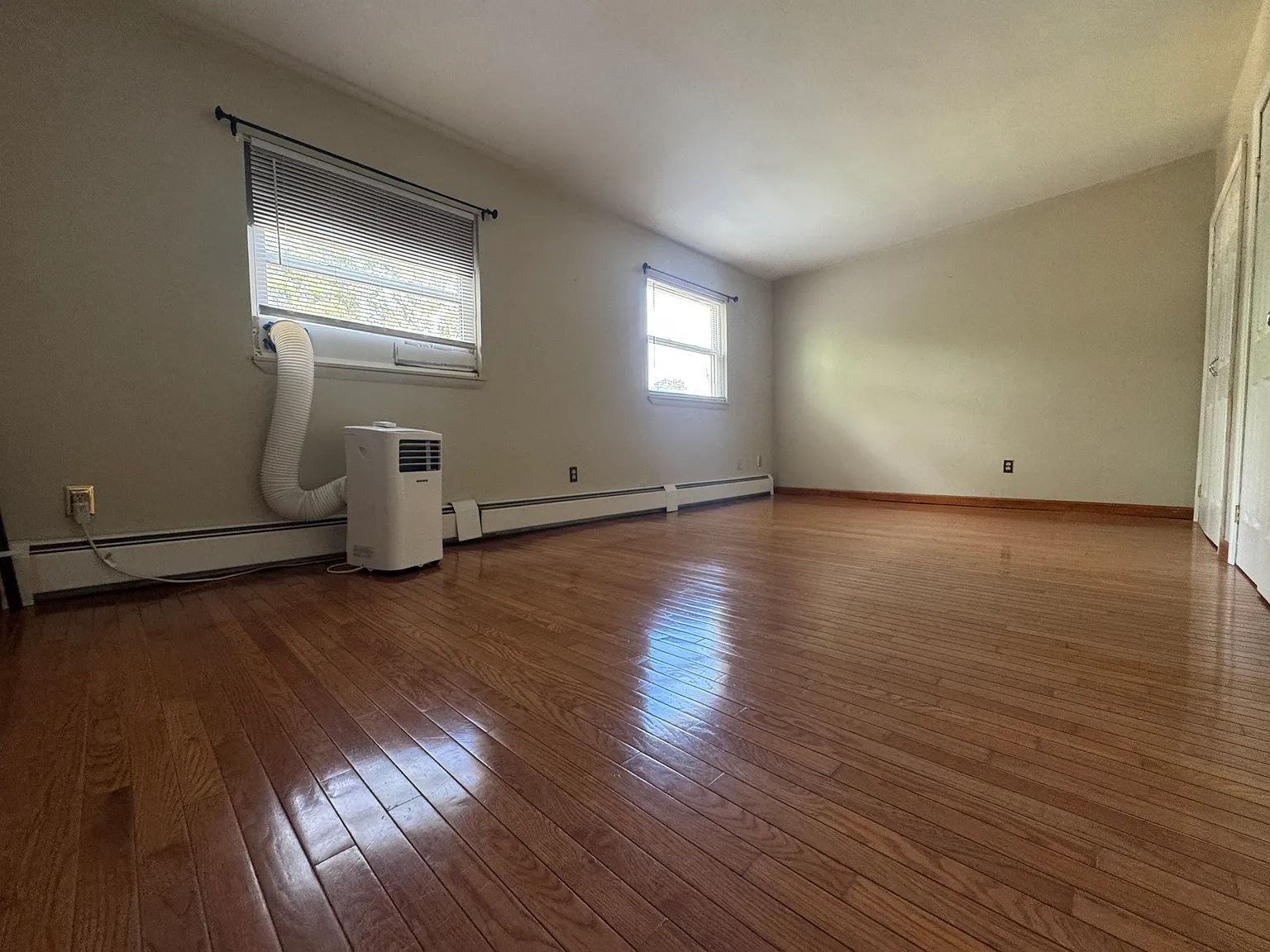 3 bed, 1.5 bath, 1440 sqft, $2,700 — Photo 3