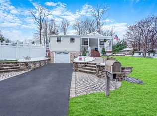 12 Maple Ave, Miller Place, NY 11764