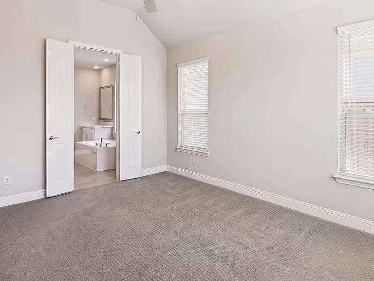 608 Artesian Dr — Photo 7