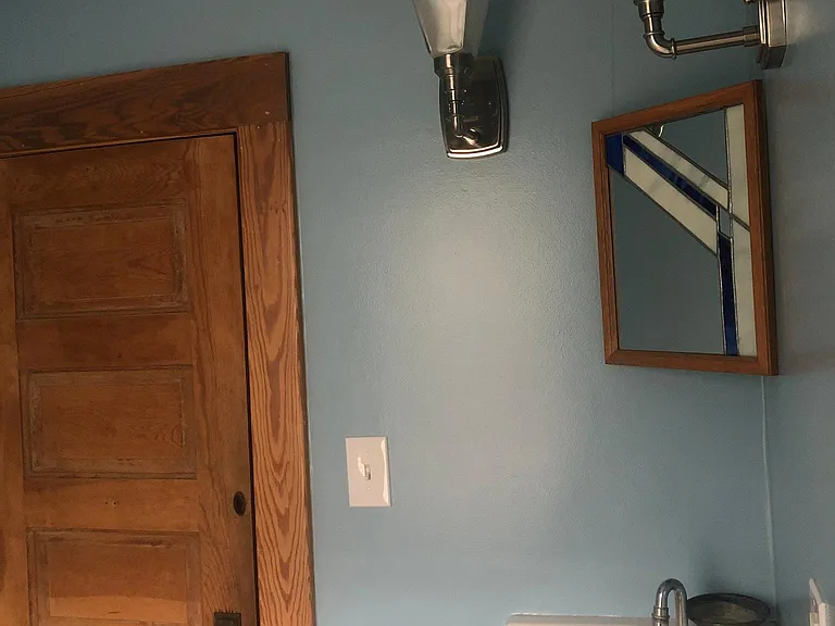 527 E Laurel St — Photo 5