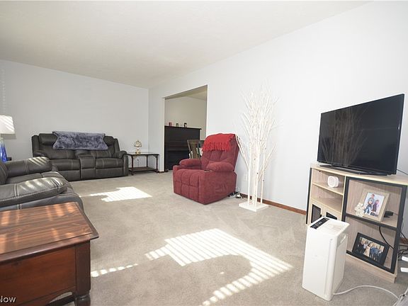 4th image of 27 E Overdale Dr