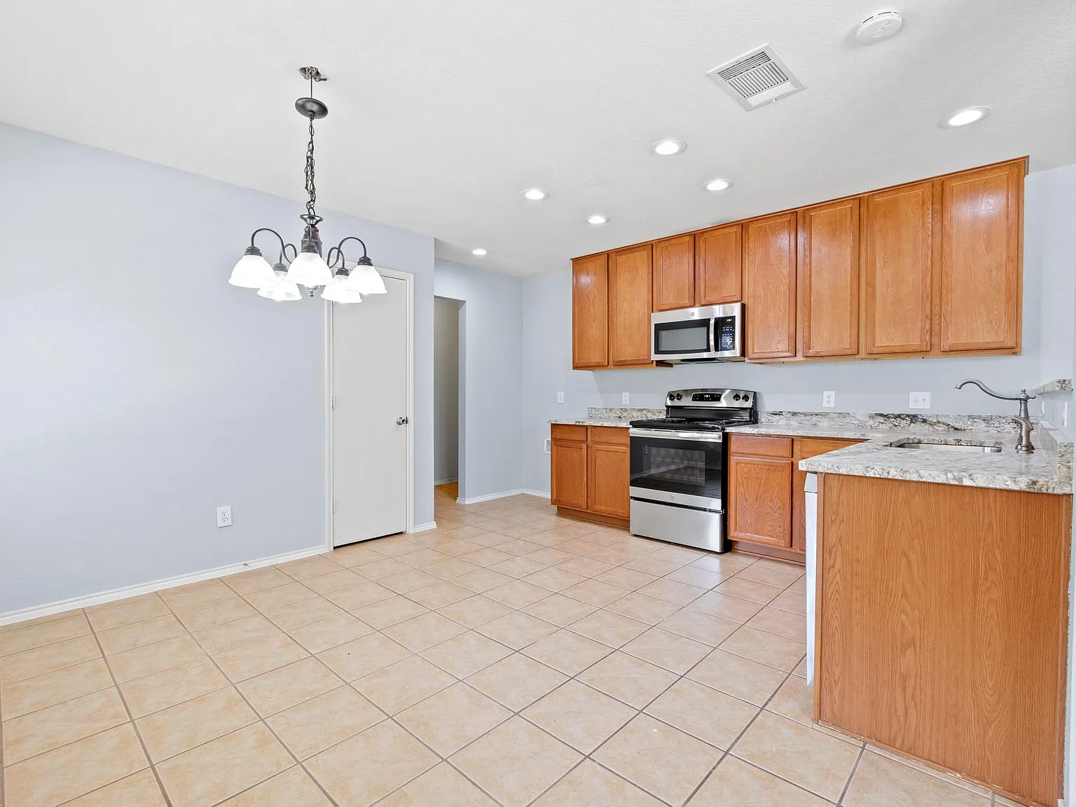3 bed, 2050 sqft, $2,195 — Photo 3