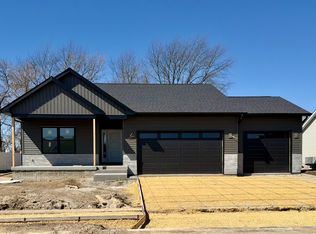1210 Eagles Crest Dr, Davenport, IA