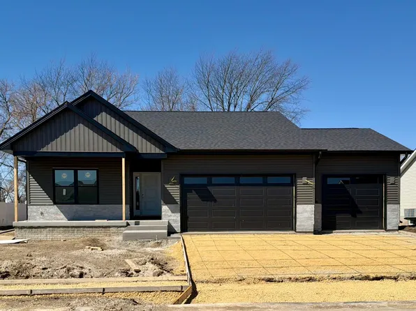 1210 Eagles Crest Dr, Davenport, IA 52804