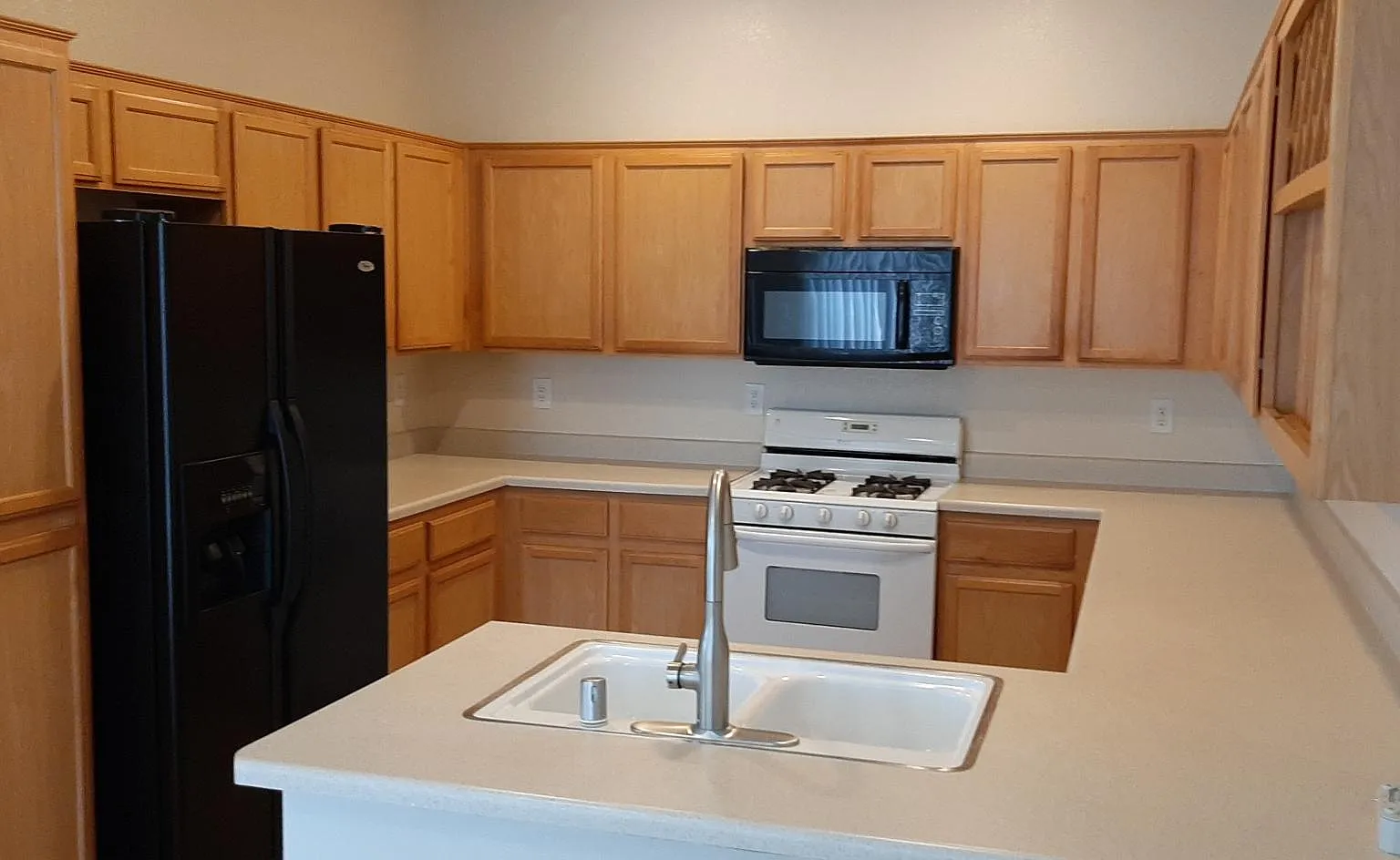 4 bed, 2.5 bath, 1945 sqft, $1,700 — Photo 3