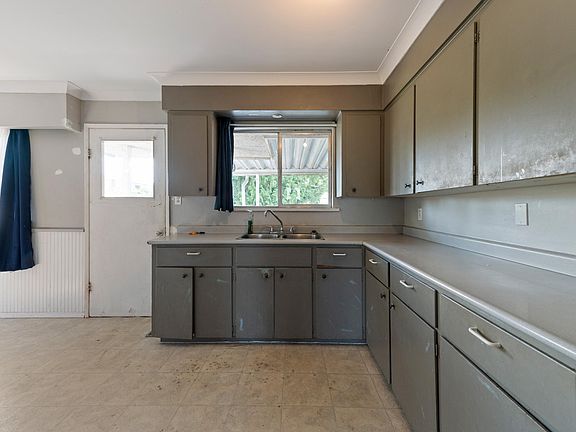 4th image of 3425 Flint St