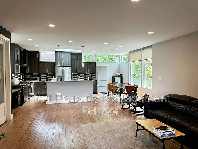 5034 Puget Blvd SW — Photo 2