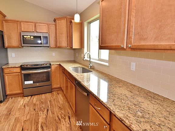 5th image of 464 NW Chestnut Court