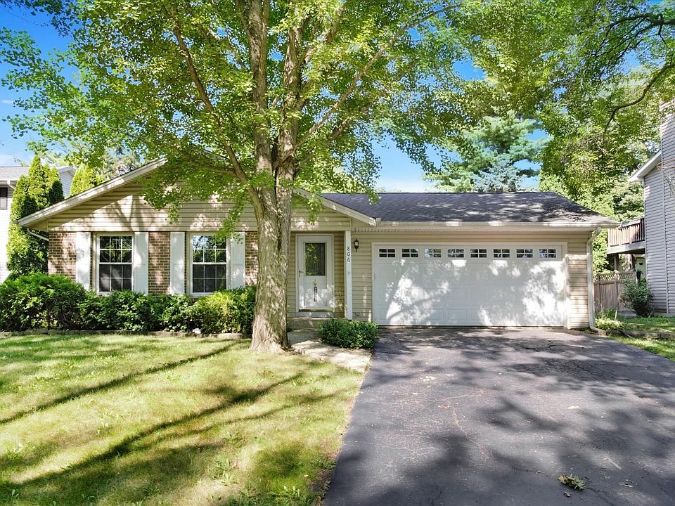 1st image of 806 W Country Dr