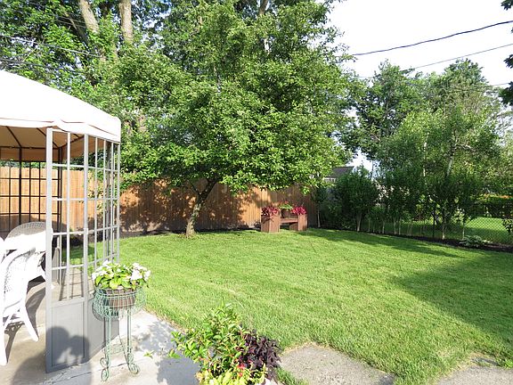 2nd image of 482 Lamarck Dr