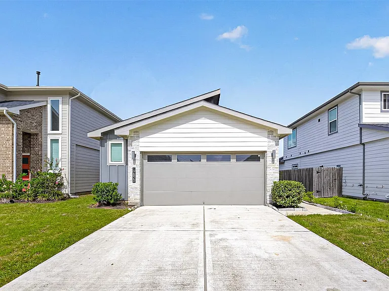 12820 Tokenhouse Ln — Photo 1