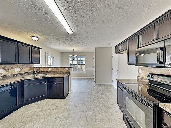 4th image of 2133 Saint Nicholas Dr