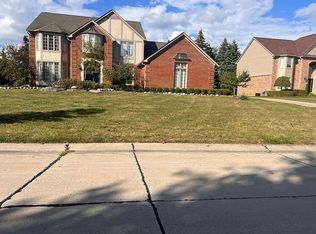 1053 Oak Tree Ln, Bloomfield Hills, MI 48304