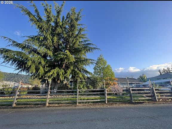 2nd image of 10 SW Peach Ln