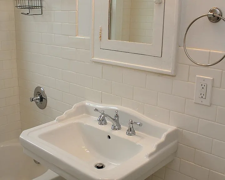 Gorgeous Remodeled Belmont 1 Bedroom with Garage! — Photo 18