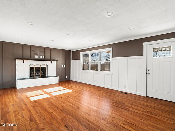2nd image of 608 Mountain View Dr