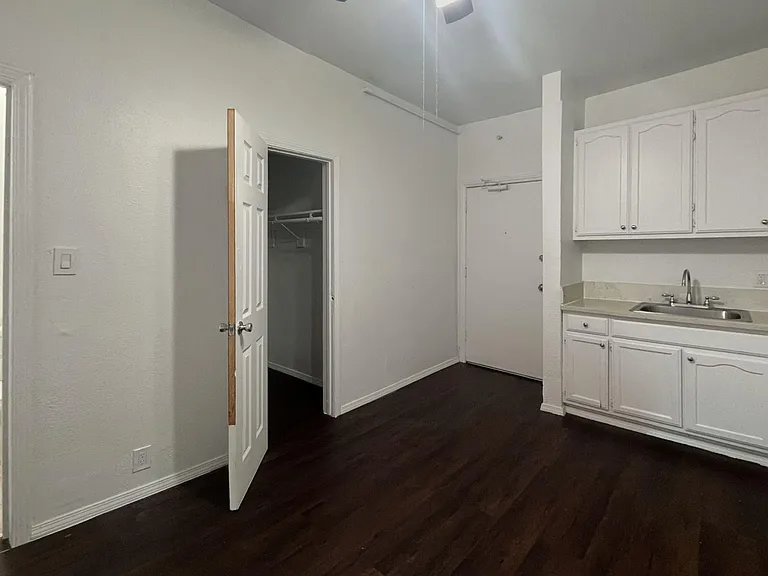 BU2 - 625 Burlington Apts — Photo 7
