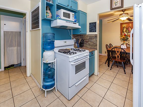3rd image of 941 Evergreen Ln