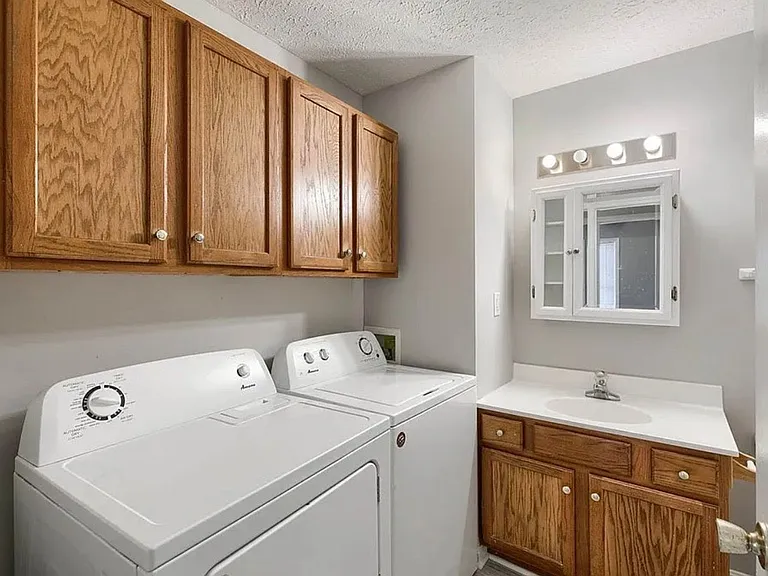 2228 Berkshire Dr — Photo 12