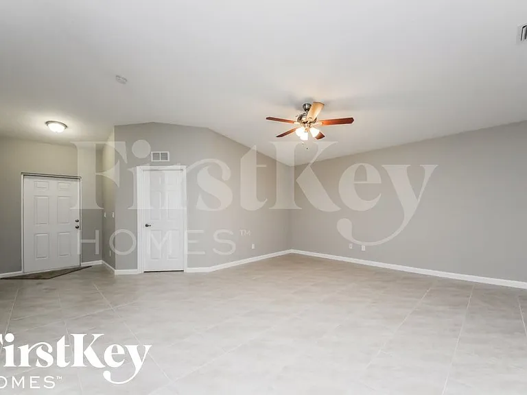 797 SW Hillsboro Cir — Photo 2