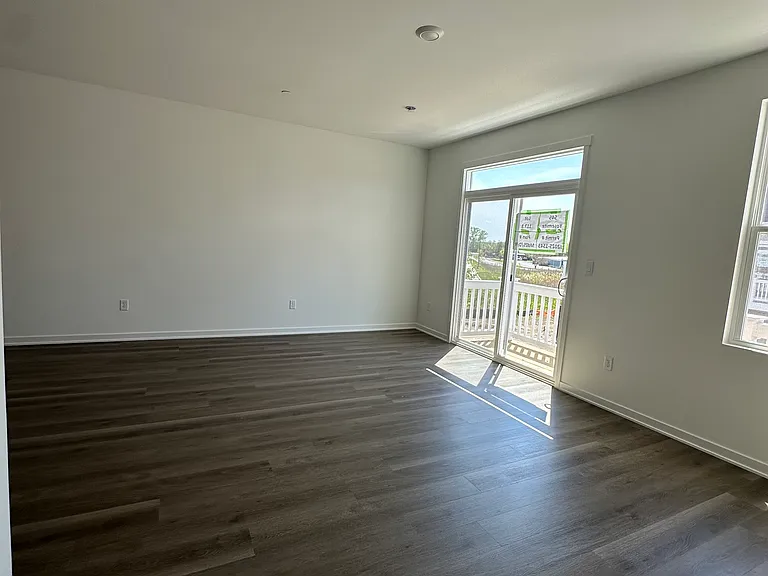 545 Yosemite Way — Photo 9