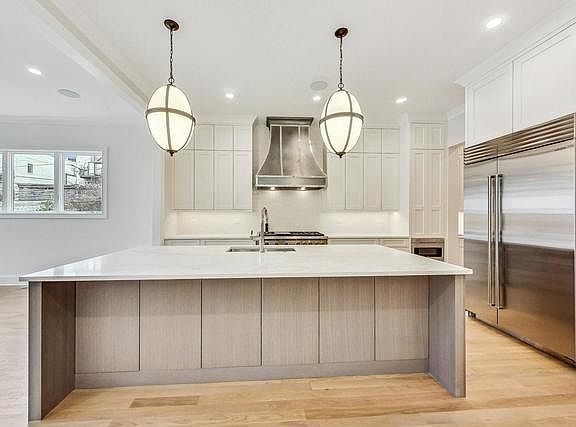 3rd image of 1920 W Fletcher St